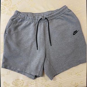 Nike Tech Fleece Shorts in grey - Men’s XL